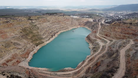 vista aérea de una cantera con un lago turquesa