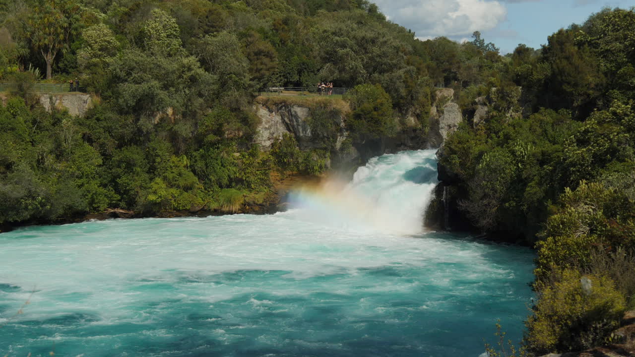 Cascate Huka sul fiume Waikato e foresta in Nuova Zelanda, ampia vista statica