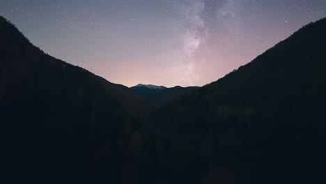 Sternenhimmel-Der-Milchstraße-Im-Valle-De-Pardina-Del-Señor-In-Der-Nähe-Des-Nationalparks-Ordesa-In-Den-Pyrenäen-In-Spanien-Während-Der-Nacht.-Kerneinstellung-Der-Milchstraße-Im-Herbst