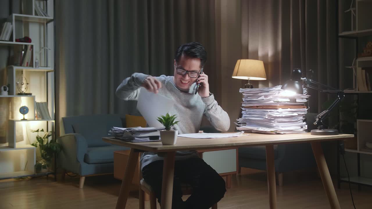 집에서 늦게 일하는 남자