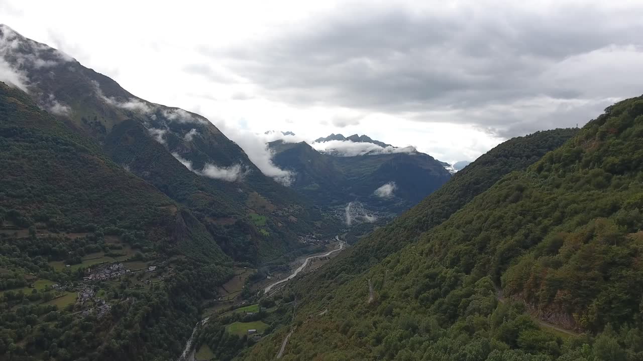 프랑스 피레네 산맥의 한 계곡에서 드론으로 촬영된 사진입니다.