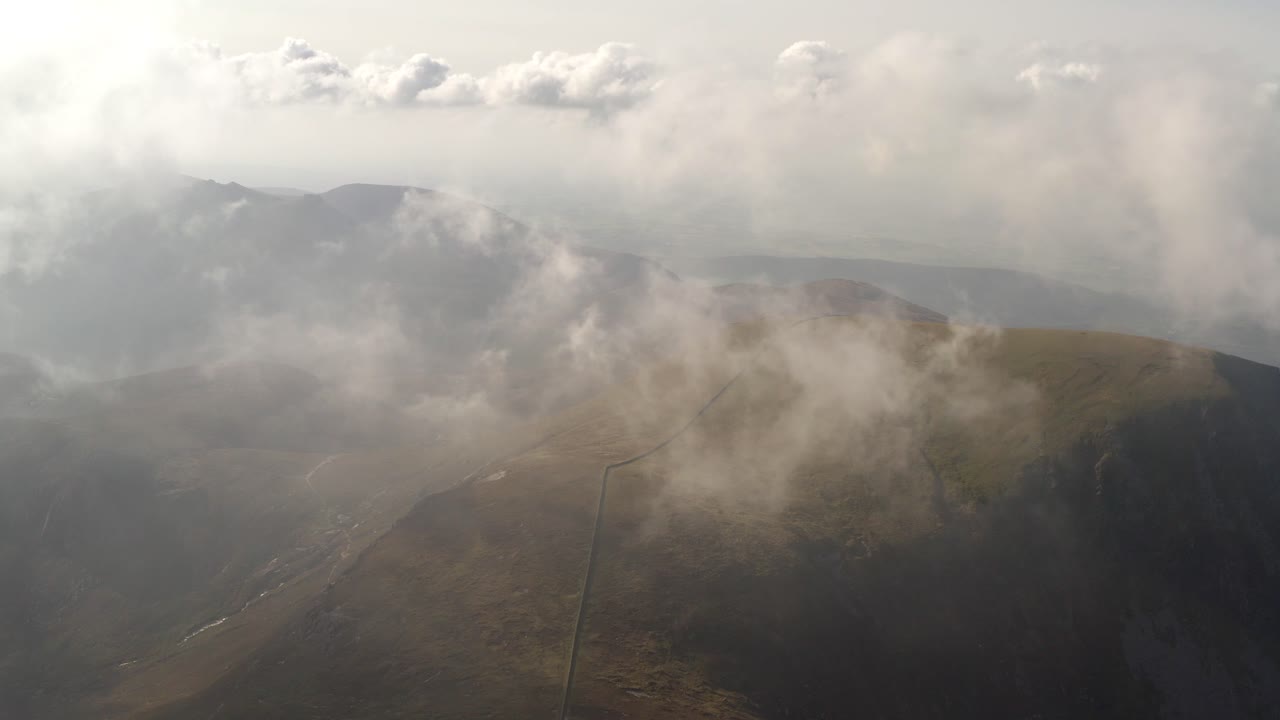 nubes y niebla en la cordillera de mourne