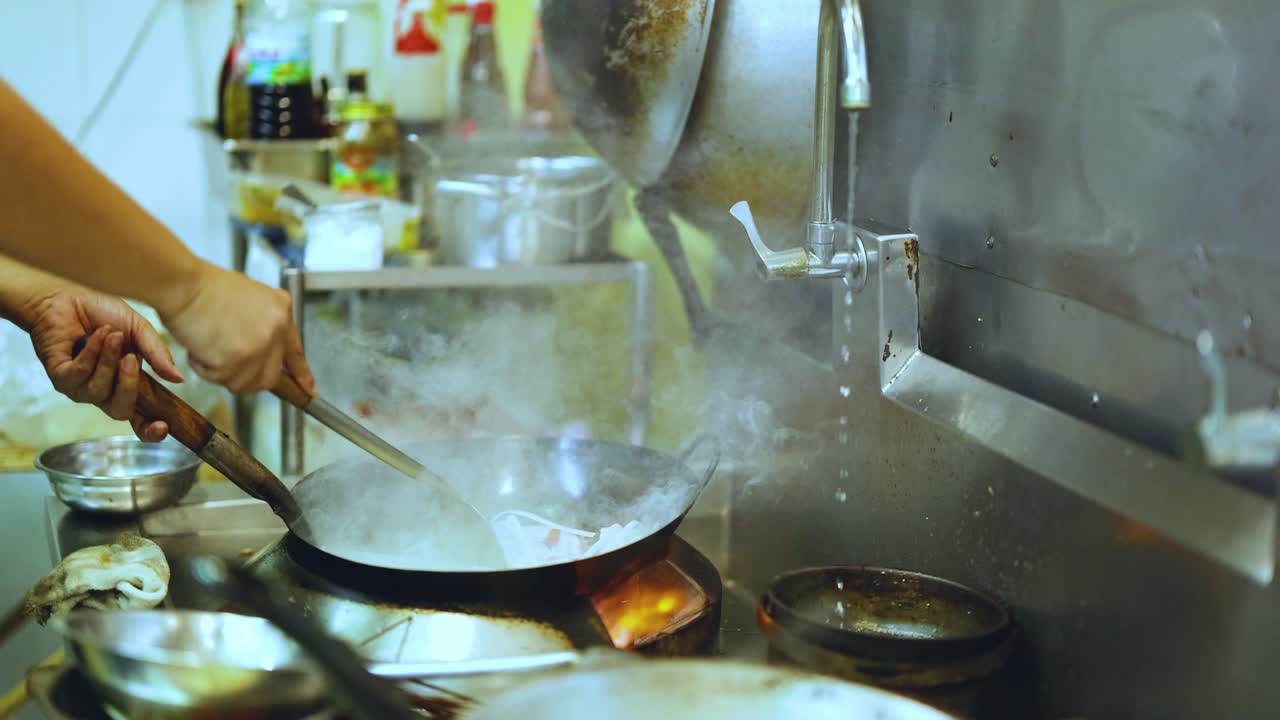 요리사는 바쁜 부에서 맛있는 음식을 능숙하게 준비합니다.