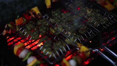 toma de mano del chef cocinando a mano una barbacoa vegetariana