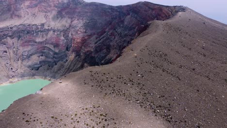 Aérea:-Sendero-Tenue-En-El-Borde-Del-Cráter-De-La-Cumbre-Del-Volcán-Santa-Ana