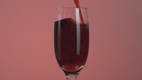 vertiendo vino tinto en un vaso