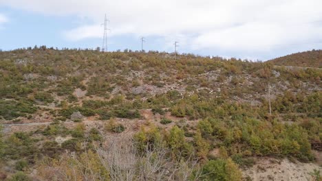 paso de montaña en la parte sur de albania en la temporada de otoño