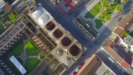 hermosa toma aérea sobre la ciudad colonial centroamericana de antigua guatemala 16