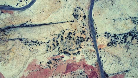 vista de drones de la carretera de asfalto que atraviesa el valle de arena en utah