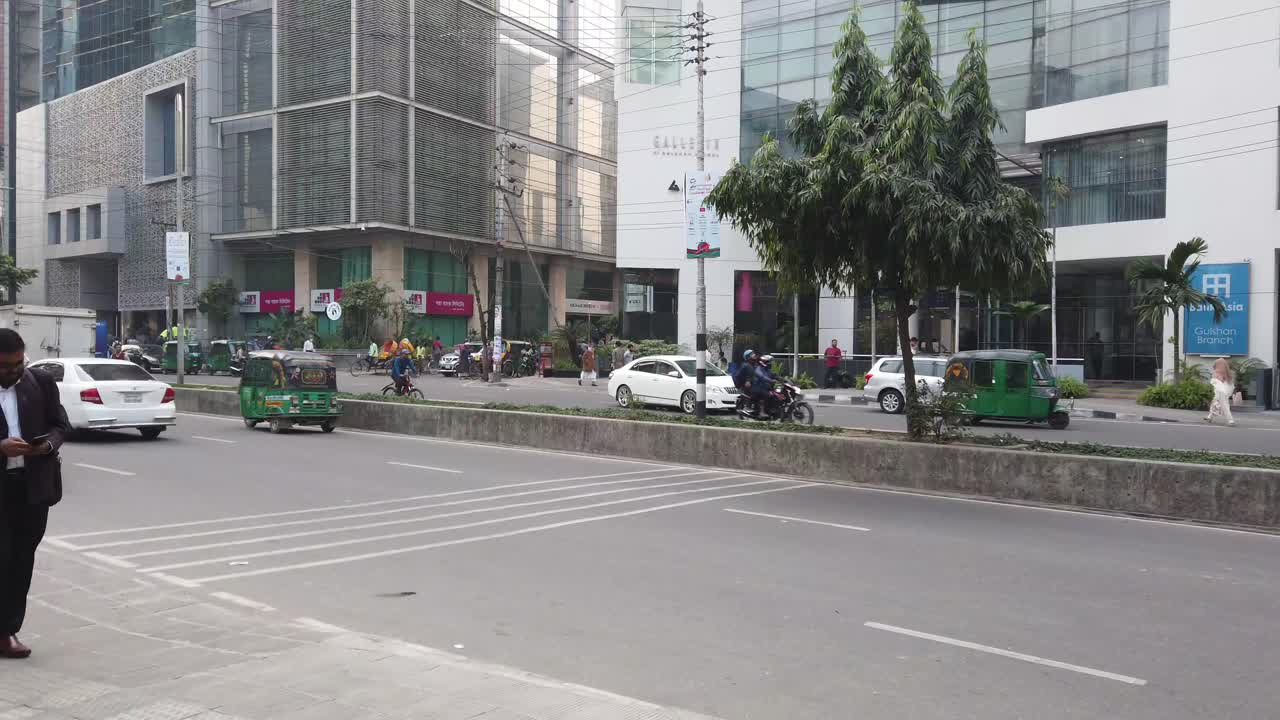 현대적인 건물과 교통이 있는 도시 거리 장면