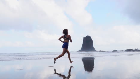 Ästhetisches-Streben:-Zeitlupen-Fitnesslauf-Einer-Kurvenreichen-Sportlerin-Am-Meer