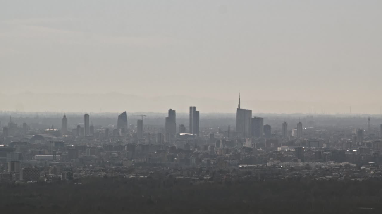 수평선에 밀라노. 마천루. 건물. 문명