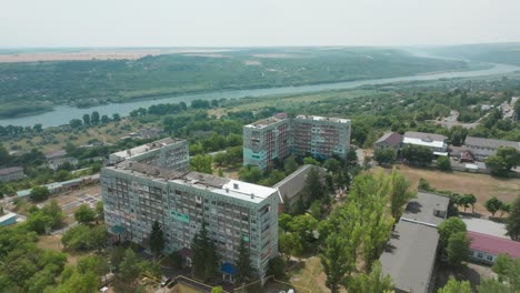 edificio de estilo soviético en la cima de una colina en la ciudad de rezina con una vista de la rotonda del río dnieper por avión no tripulado en la república de moldavia