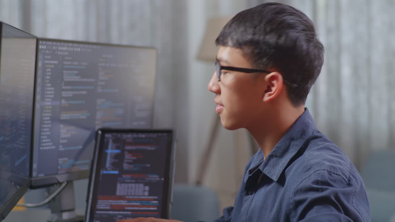 programador trabajando en código