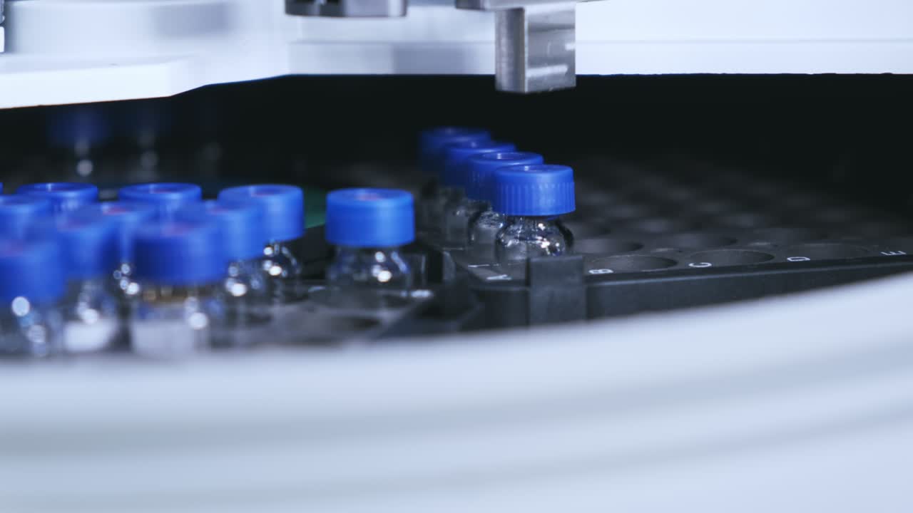 The chromatographic vials change a position in the auto sampler in HPLC system