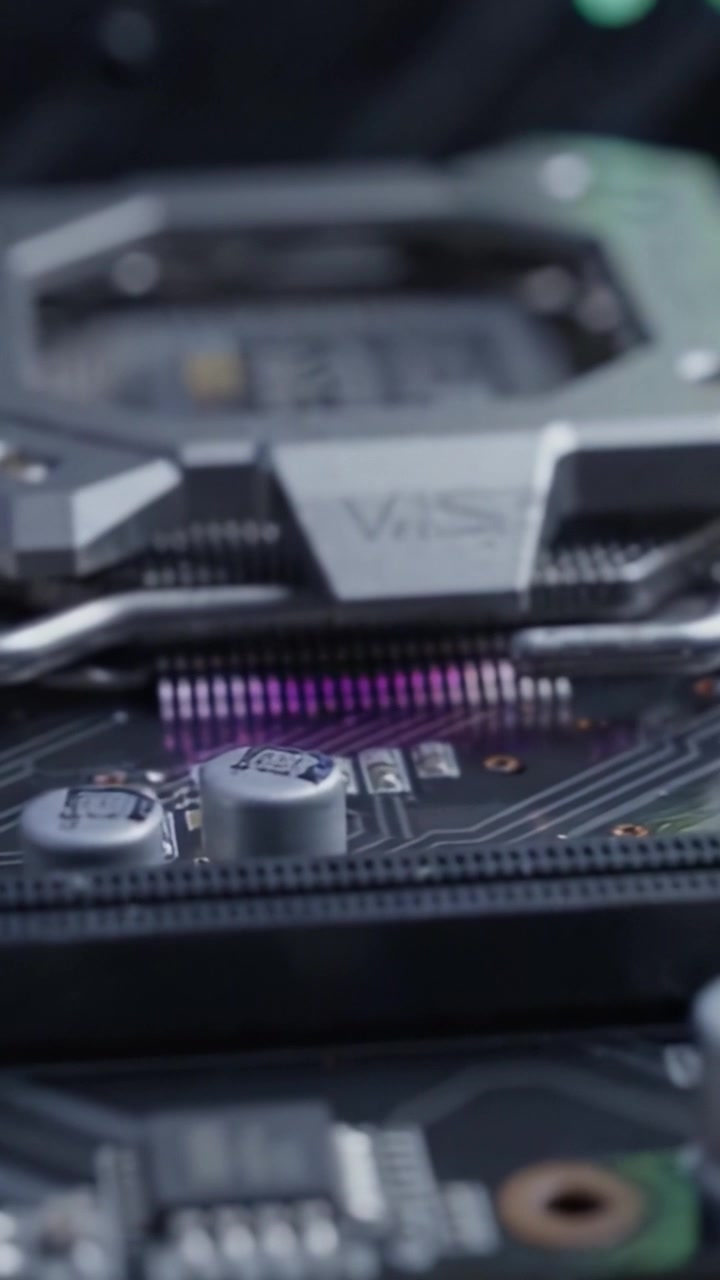 Nærbilleder af en printplade med komponenter og stik, der detaljeret viser teknologiske elementer for elektronikentusiaster og udviklere