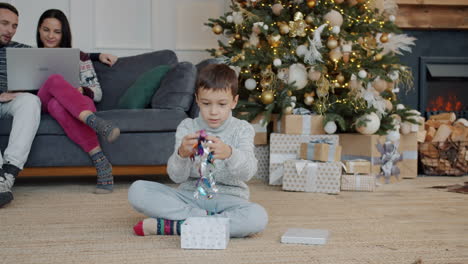 familia celebrando la navidad en casa