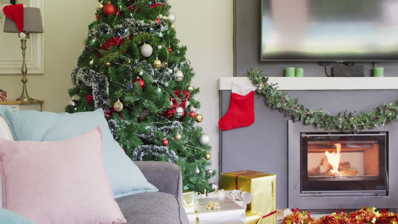 interior de la casa con chimenea y árbol de navidad
