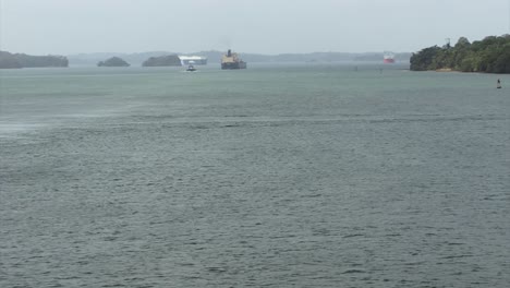 Barcos-Comerciales-Que-Transitan-Por-El-Lago-Gatún,-Canal-De-Panamá