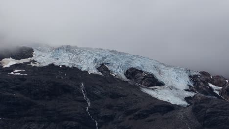 glaciar y niebla en una montaña de alaska