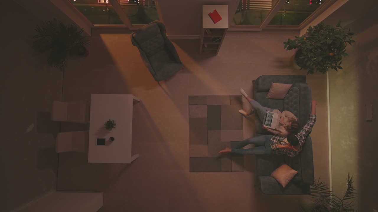 소파 에 앉아서 토론 하는 부부