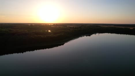 Ruhige-Aussicht-Auf-Den-Sonnenuntergang-über-Dem-Ruhigen,-Beliebten-See