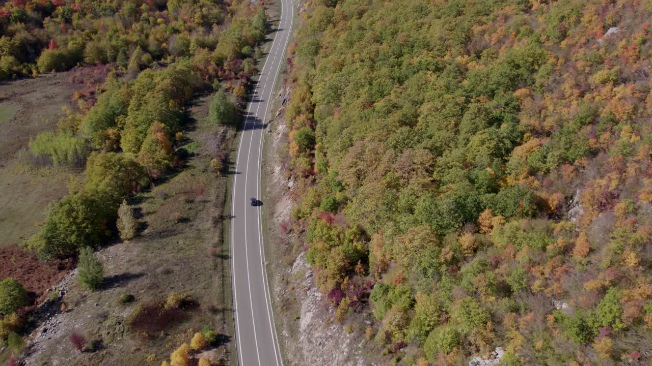 Luftfoto af motorvej omgivet af efterårsløv og en bil, Udbina, Kroatien