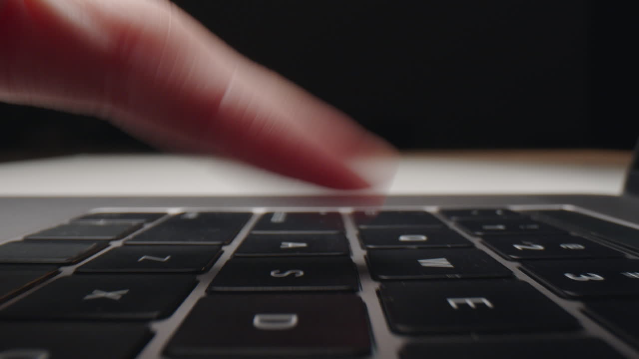 노트북 키보드에 입력하는 사람