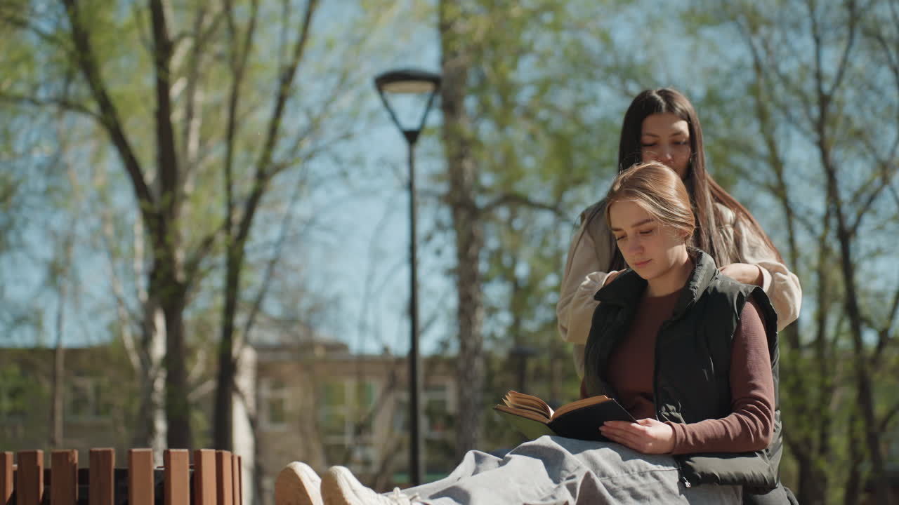 자연을 즐기는 여성들, 오늘 평화롭게 야외에서 휴식을 취하는 여성들, 신선한 공기 속에서 평화롭게 휴식을 취하는 여성들, 상쾌한 주변 환경 속에서 평온한 시간을 보내는 여성들