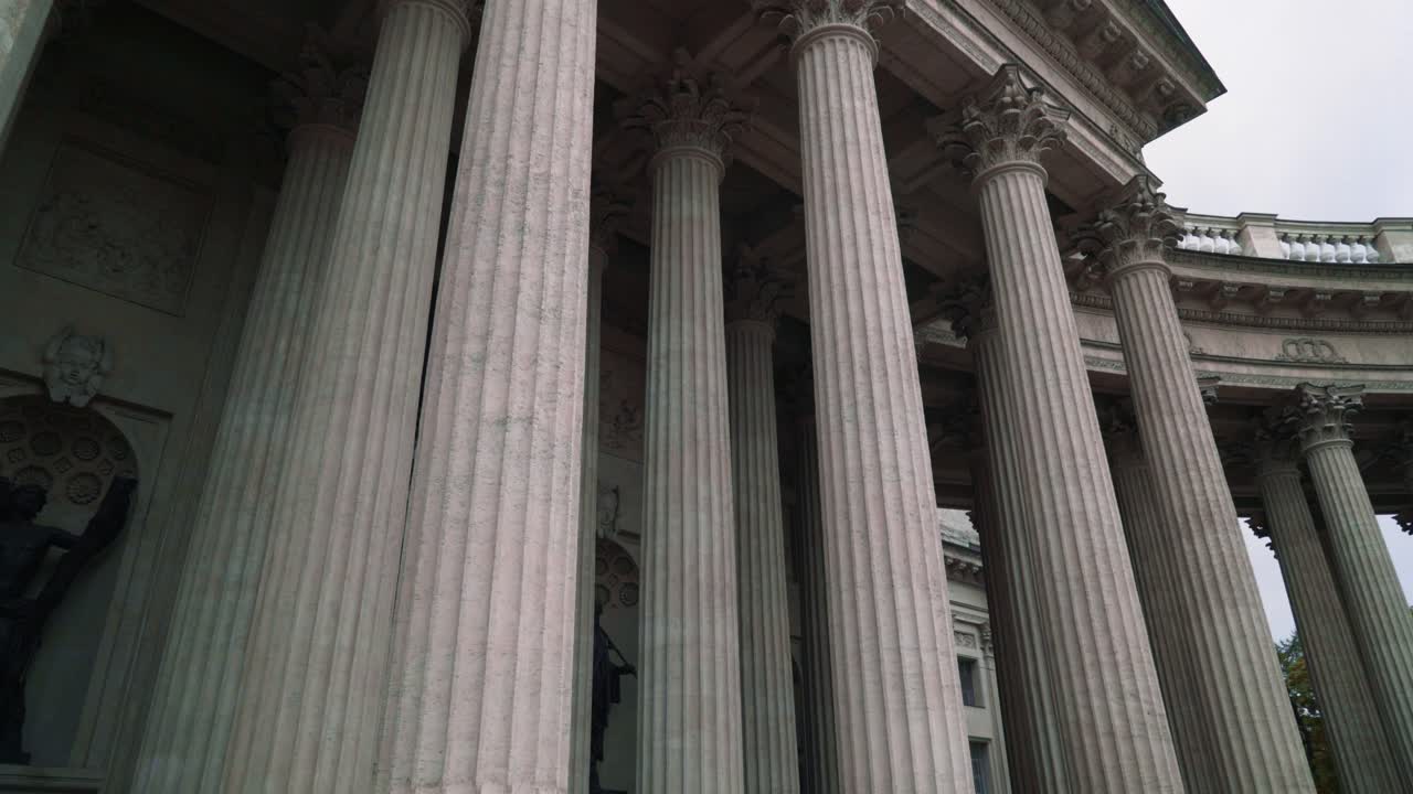 antiguas columnas de un majestuoso edificio