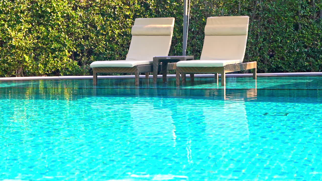 Leere Liegestühle am Poolbereich eines Luxushotelresorts, Ganzaufnahme