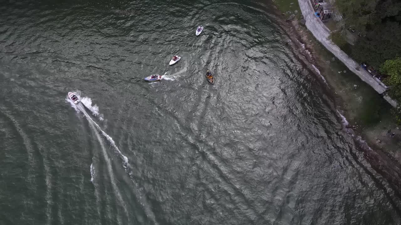 공중에서 볼 때, 배가 빠르게 움직이는 것을 볼 수 있습니다.