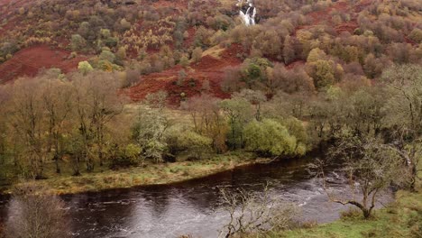 Antenne---Fluss-Falloch-Und-Wasserfall-Ben-Glas-Burn,-Glencoe,-Schottisches-Hochland