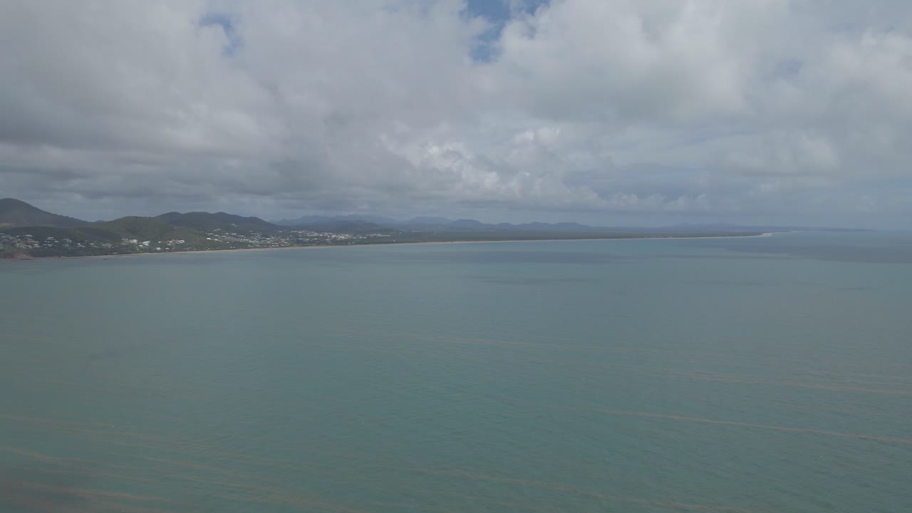 yeppoon, qld, australia에서 여름에 푸른 바다 위에 하늘에 흰 구름