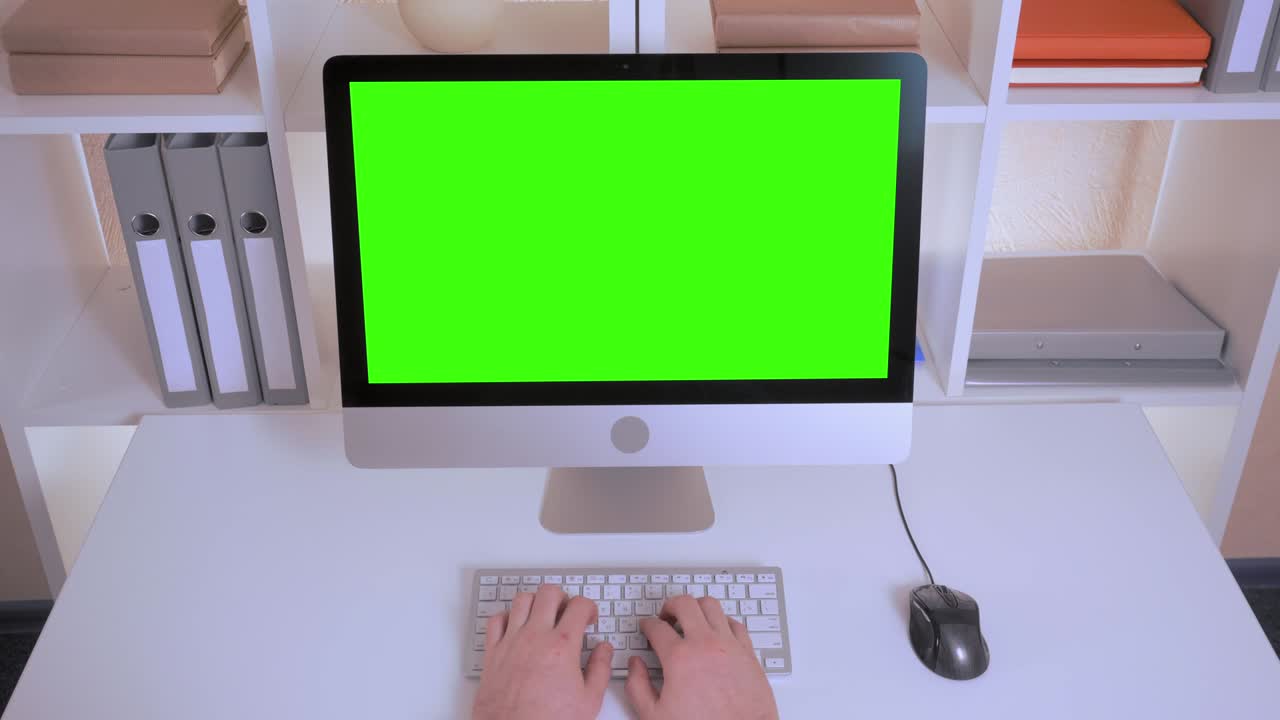 사무실에서 일하는 알아볼 수 없는 남자