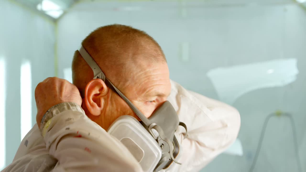 차고 4k에서 가스 마스크를 착용하는 기계