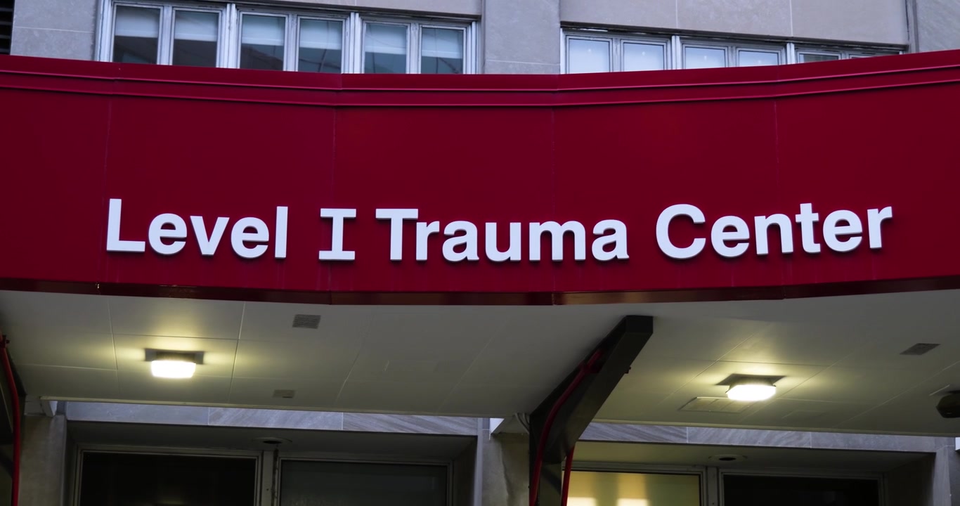 Cartello del Centro Traumatologico di Livello 1 all'ingresso del Pronto Soccorso.