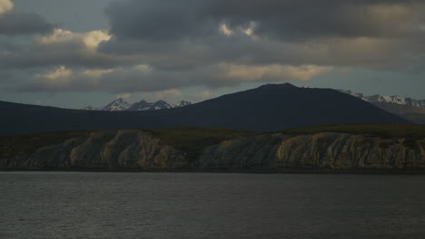 Vista-Desde-El-Barco-Que-Atraviesa-La-Costa-De-Las-Montañas