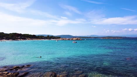 4k-clip eines exotischen strandes in vourvourou, chalkidiki, griechenland