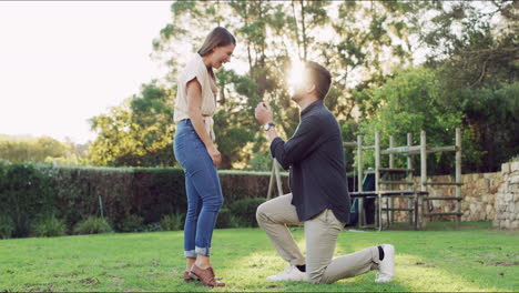 una feliz pareja de jóvenes comprometida en el parque