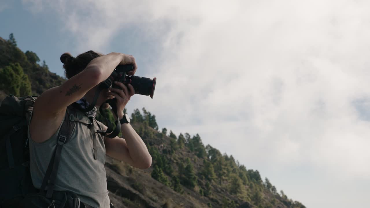 Fotografo che cattura il paesaggio durante l'escursione sull'Acatenango in Guatemala