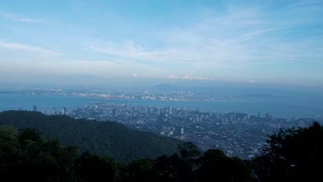 Cielo-Azul-Y-Montañas-Sobre-Una-Enorme-Ciudad-Asiática-Debajo