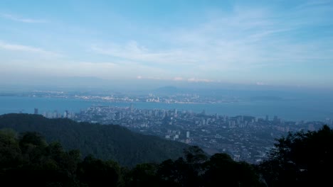 cielo azul y montañas sobre una enorme ciudad asiática abajo