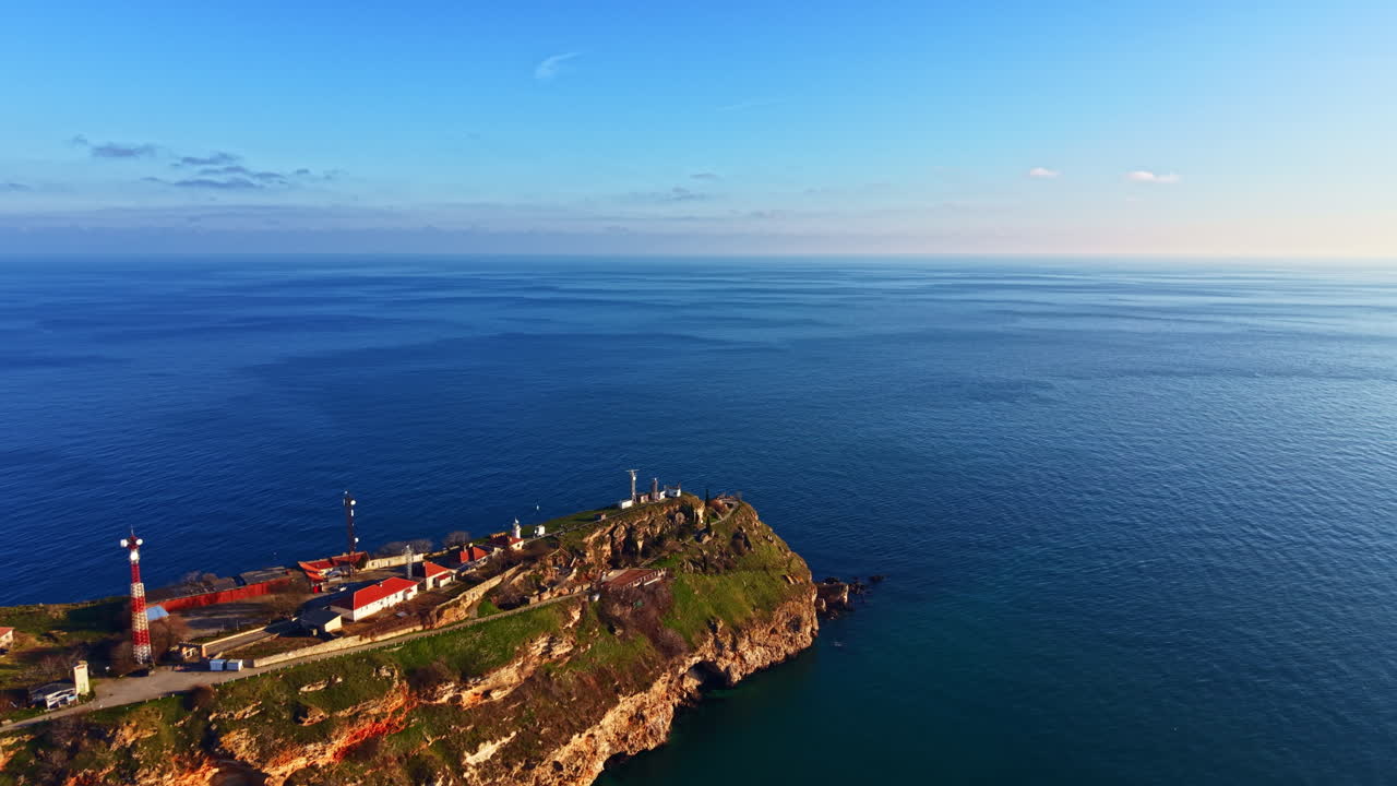 Vista sull'oceano e sulla costa da un punto elevato in una zona costiera durante una giornata limpida