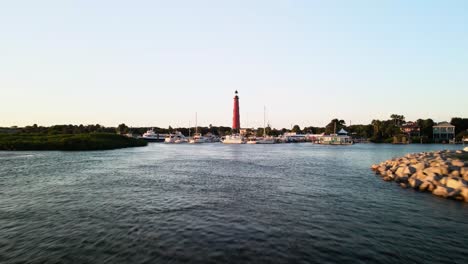 Drohnenaufnahme-Des-Leuchtturms-Ponce-Inlet-In-Florida-Bei-Sonnenuntergang