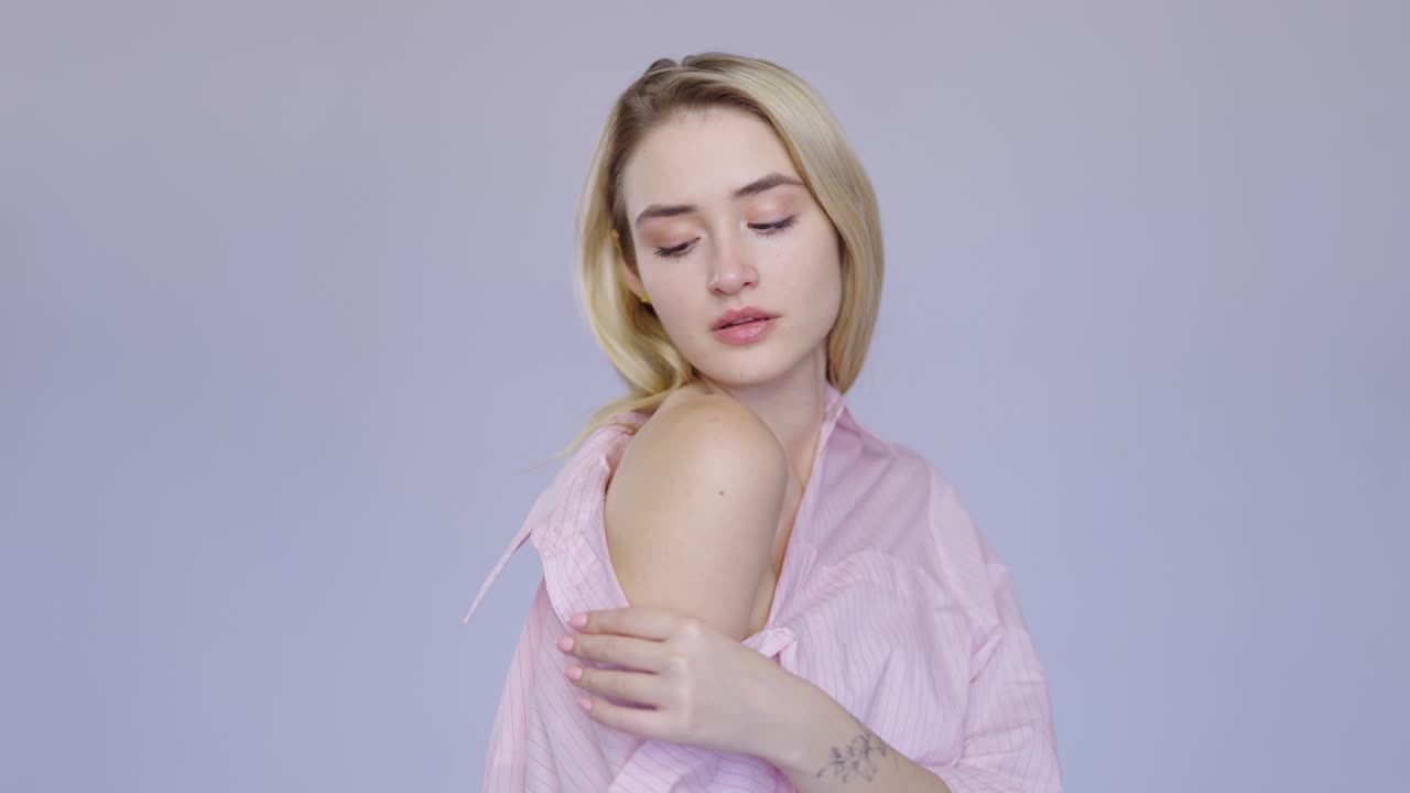 mujer con camisa rosa