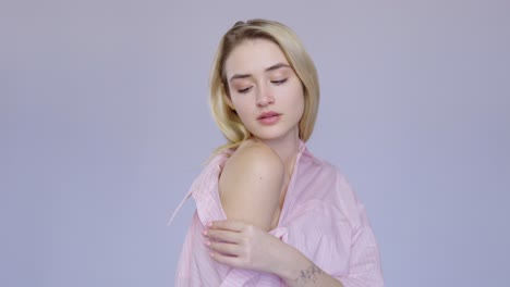 mujer con camisa rosa