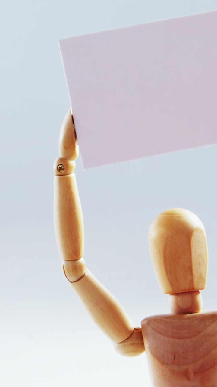 Statuetta che tiene un cartello vuoto