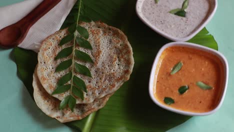 Set-Dosa-Es-Un-&#39;conjunto&#39;-De-3-Dosas-Cubiertas-Con-Mantequilla-O-Ghee-Y-Chutney