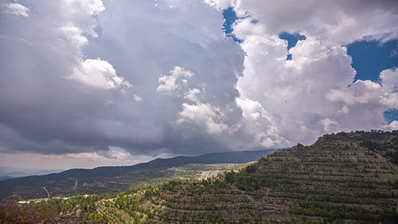 el movimiento de una formación de nubes blancas contra un cielo azul claro